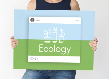 Kağıt afiş tutan kişi