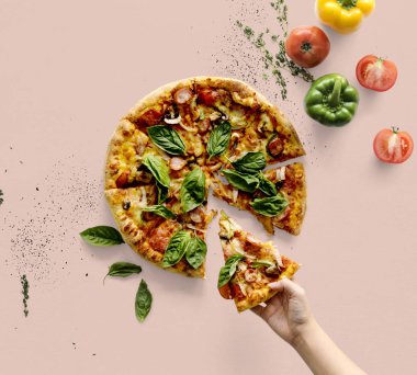 Bir dilim pizza alarak el