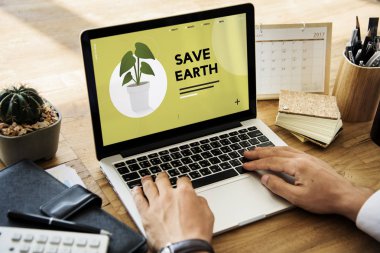 Dizüstü bilgisayarda yazan erkek eller