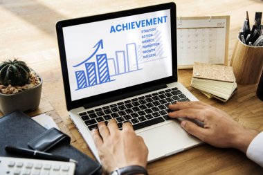 Eller dizüstü bilgisayarda klavyede yazıyor.