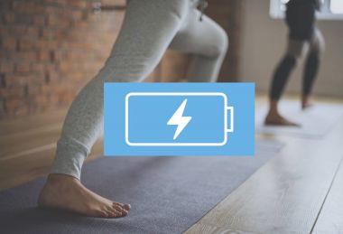 İnsanlar yoga yapıyor.