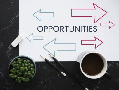  kalemler ve afiş masada