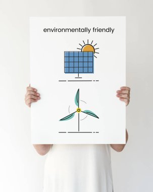 Kağıt afiş tutan kişi