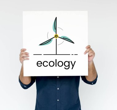 Elinde bayrak tutan adam