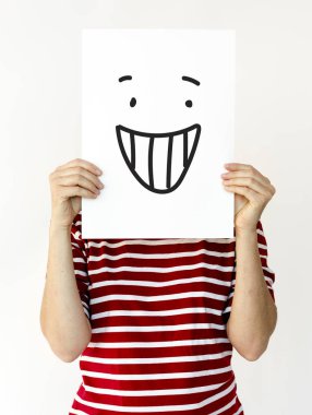 Kağıt afiş tutan kişi