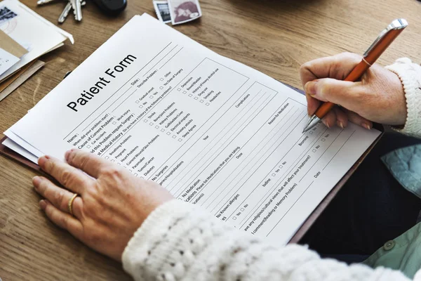 Geschäftsmann am Tisch — Stockfoto