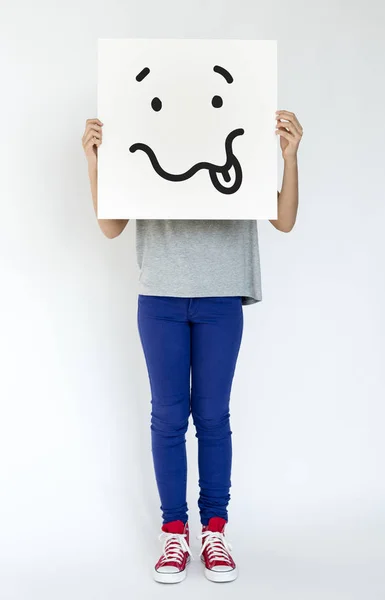 Девушка с плакатом и смайликом — стоковое фото