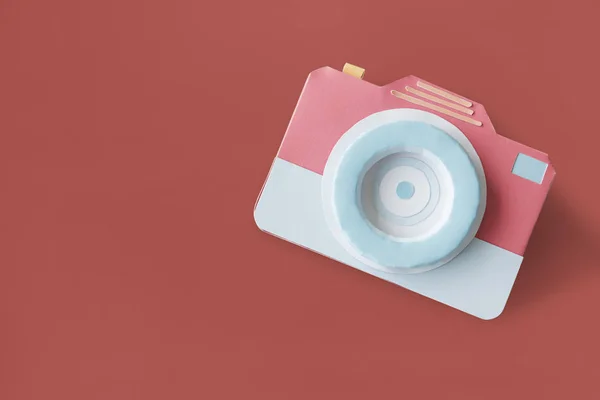 Papírové fotoaparát na barevné pozadí — Stock fotografie