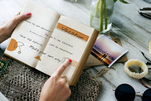 Händer som håller boken — Stockfoto