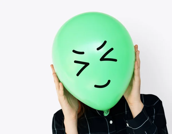 Mujer sosteniendo globo —  Fotos de Stock