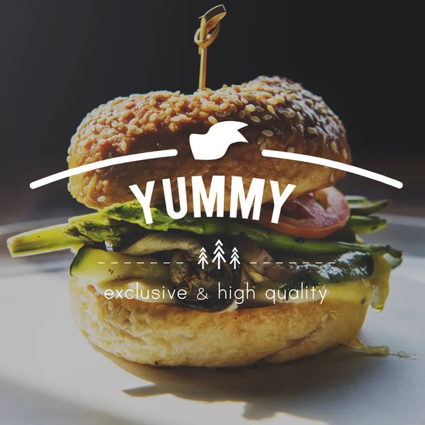 Hamburger sebze ve mantar ile — Stok fotoğraf