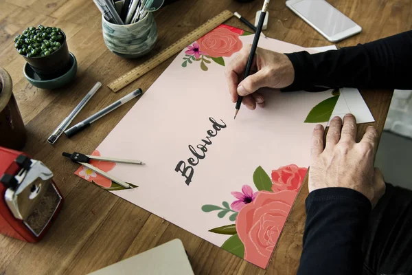 Hände beim Arbeiten am Banner — Stockfoto