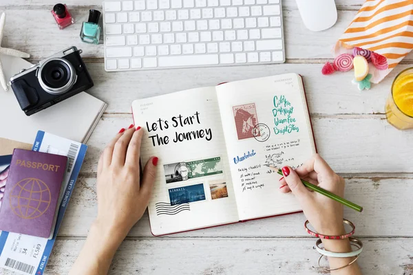 Las manos de la mujer escribiendo en cuaderno —  Fotos de Stock