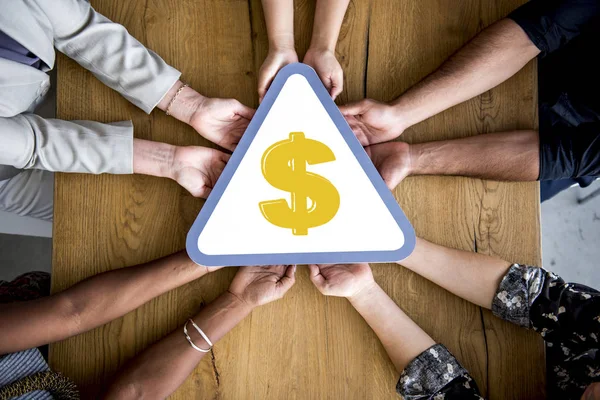 Bir grup insan daire Holding Kağıt