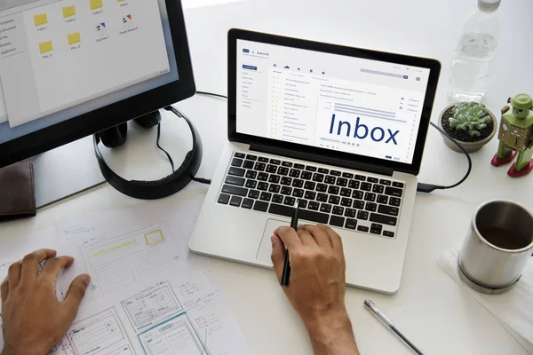 dizüstü bilgisayar ile çalışma alanı tablosu