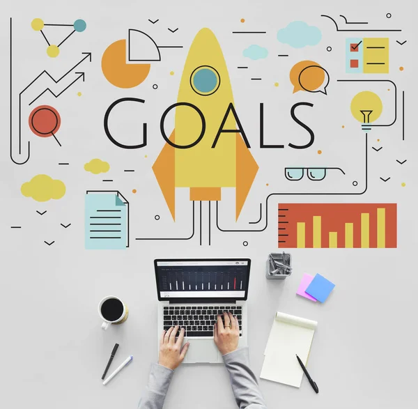 dizüstü bilgisayar ile masada çalışan kişi