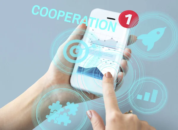 Akıllı telefon kullanan kişi.