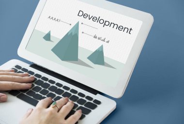 Dizüstü bilgisayarda yazan kadın klavyesi