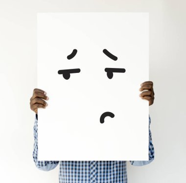 Kağıt afiş tutan kişi