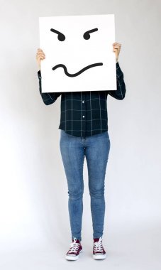 afiş ile agresif yüz tutan kadın 