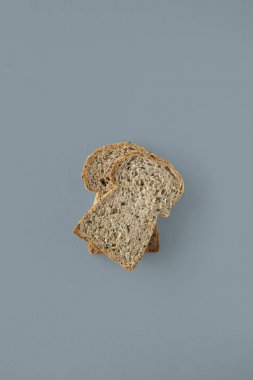 kahverengi ekmek dilimleri
