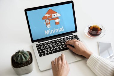 Eller dizüstü bilgisayarda çalışıyor