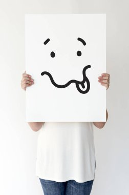 Kağıt afiş tutan kişi