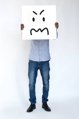 afiş ile agresif yüz tutan adam 