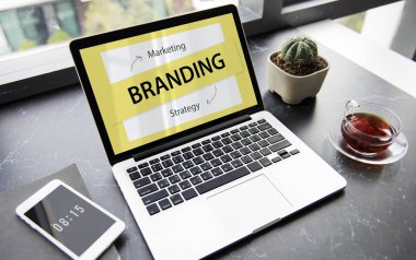 Açık tablo üstünde laptop