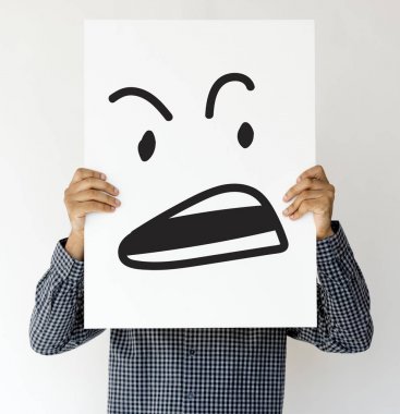 Kağıt afiş tutan kişi