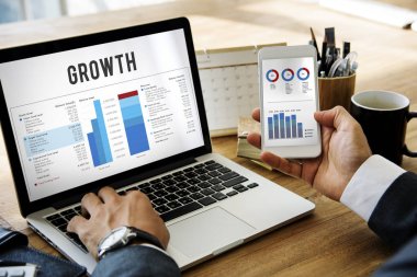 Dizüstü ve Akıllı Telefon Kullanan Adam