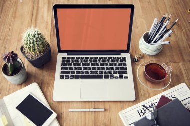 Açık tablo üstünde laptop