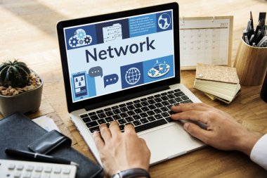 Dizüstü bilgisayarda yazan erkek eller