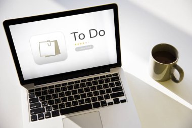 açılan laptop ve çay bardağı