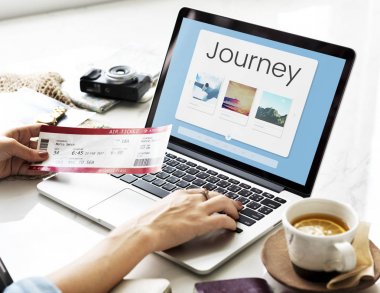 dizüstü bilgisayar ile masada kişi eller