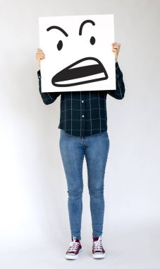 afiş ile agresif yüz tutan kadın 