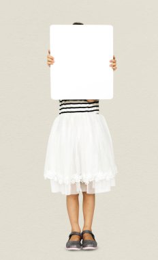 boş afişini suratla kapsayan kız