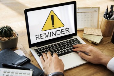 Dizüstü bilgisayarda yazan erkek eller