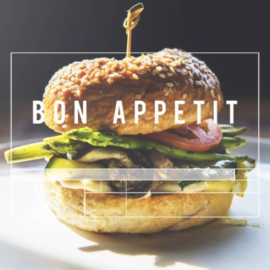 sebze ile ev yapımı lezzetli Hamburger