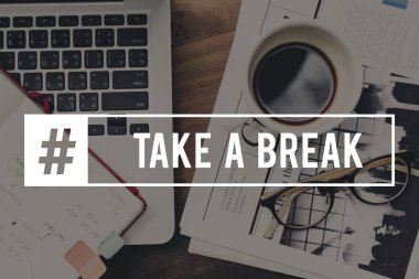 Laptop ve kahve fincanı masada.