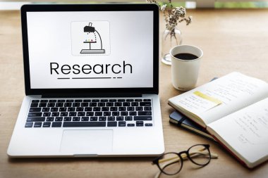 açılan dizüstü bilgisayar ile ahşap masa