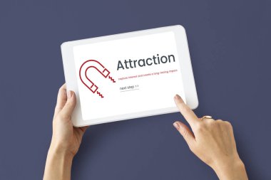 kişi holding dijital tablet