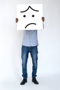 afiş ile üzgün yüz tutan adam