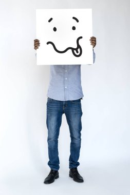 afiş ile gülen yüz tutan adam