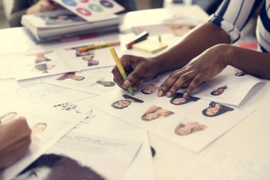 iş adamları fikirleri hakkında konuşmak