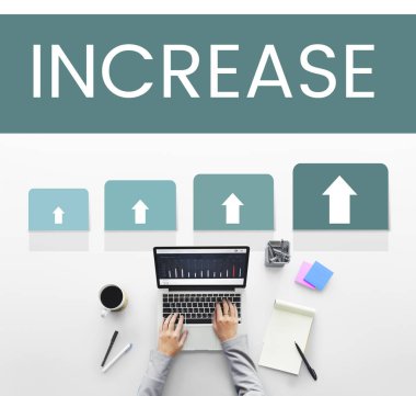 dizüstü bilgisayar ile masada çalışan kişi