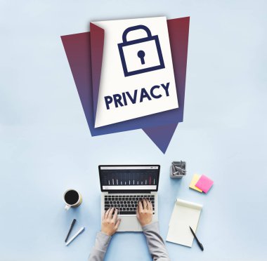 dizüstü bilgisayar ile masada çalışan kişi