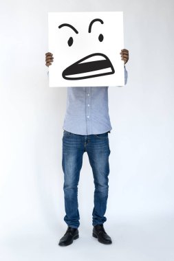 afiş ile agresif yüz tutan adam 