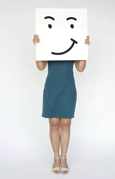 Mujer sosteniendo pancarta con la cara sonriente — Foto de Stock