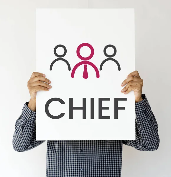 Kağıt afiş tutan kişi